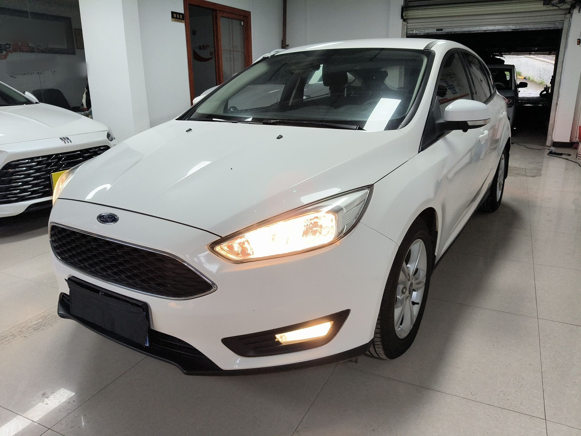 Под передней частью автомобиля