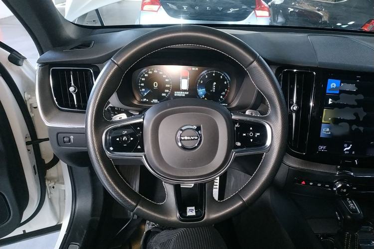 Used Volvo XC60 2019 T5 4x4 Smart & Dynamic Sport Edition China VI Standard