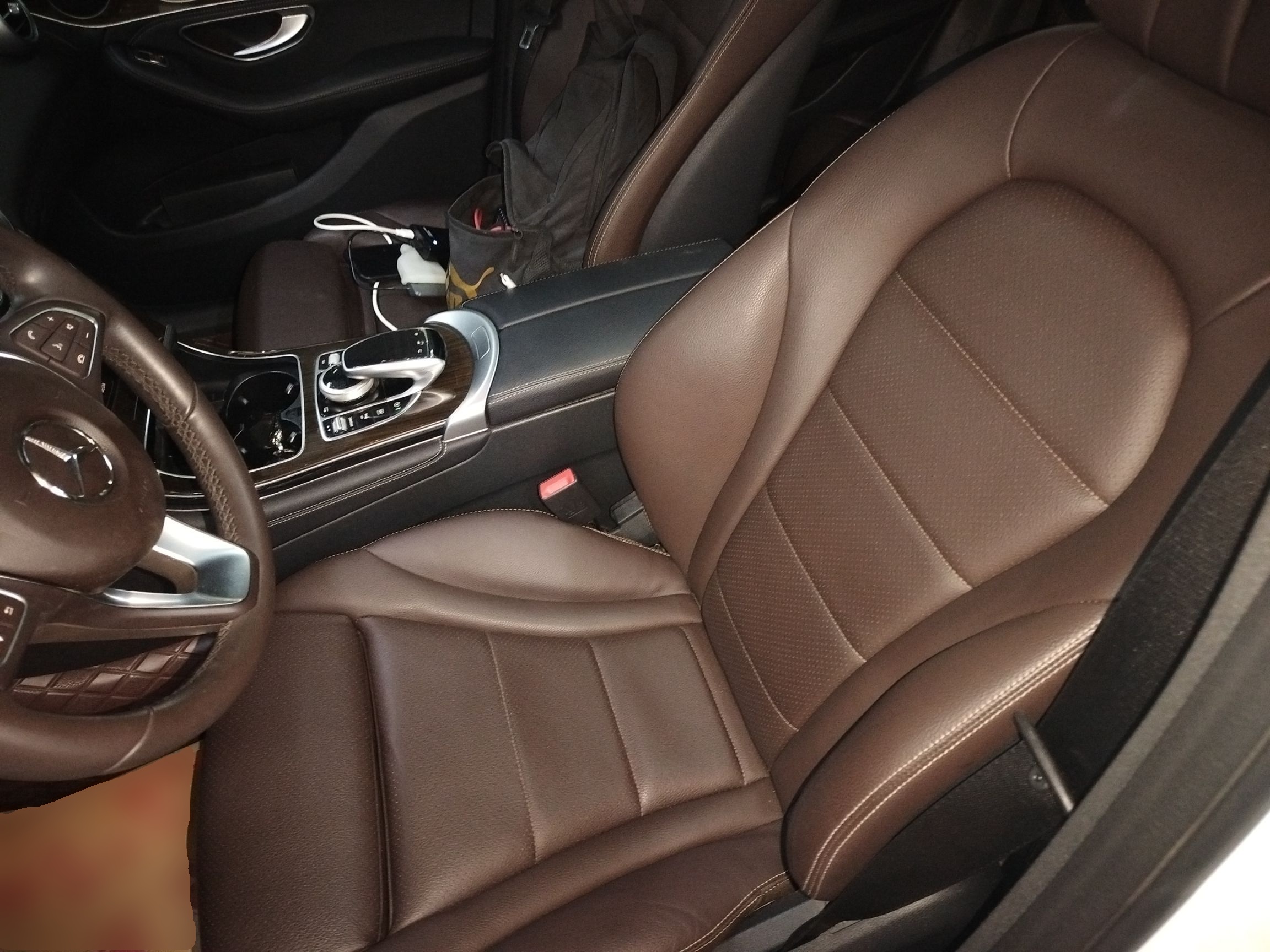 المقاعد الأمامية داخل السيارة