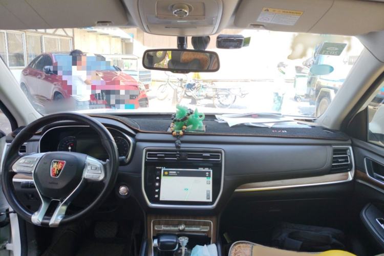 Used Roewe RX8 2018 30T Smart Connectivity Two-Wheel Drive Flagship Edition Interior 2