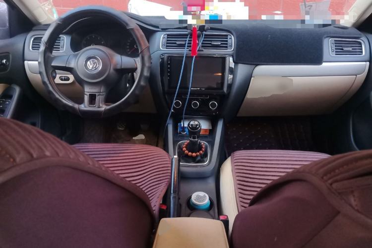 Used Volkswagen Sagitar 2012 1.6L Manual Comfort Model Center Console