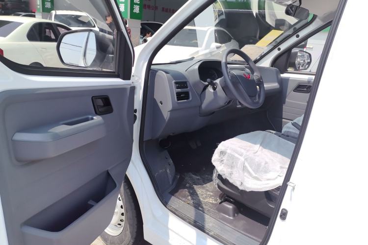 Used Wuling Yangguang 2024 300KM Comfort Version Passenger Van 75kW