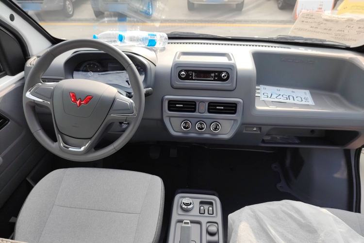 Used Wuling Yangguang 2024 300KM Comfort Version Passenger Van 75kW