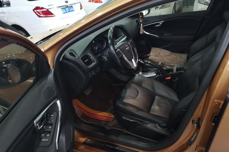 Used Volvo V40 2013 2.0T Zhiyi Edition
