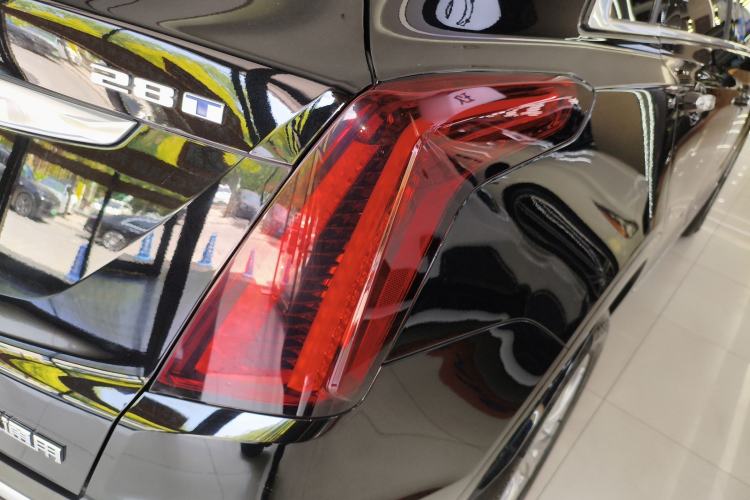 Used Cadillac XT5 2022 2.0T Two-Wheel Drive Luxury Version Right Rear Taillight