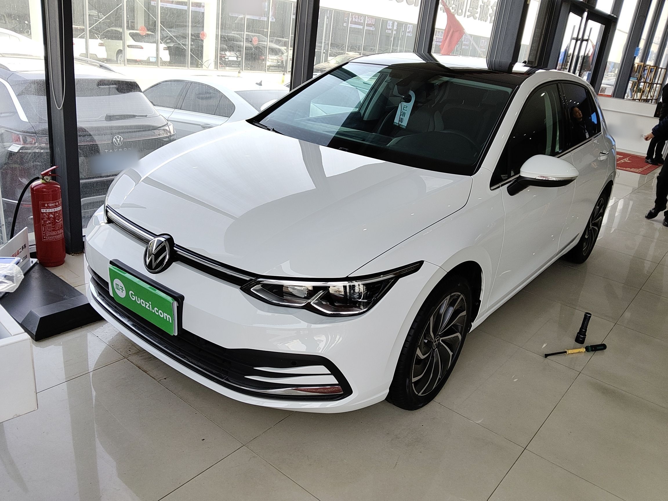 تحت مقدمة السيارة