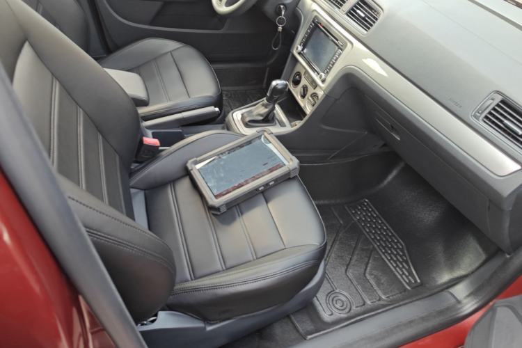 Used Volkswagen Gran Lavida 2013 1.6L Automatic Fashion Model