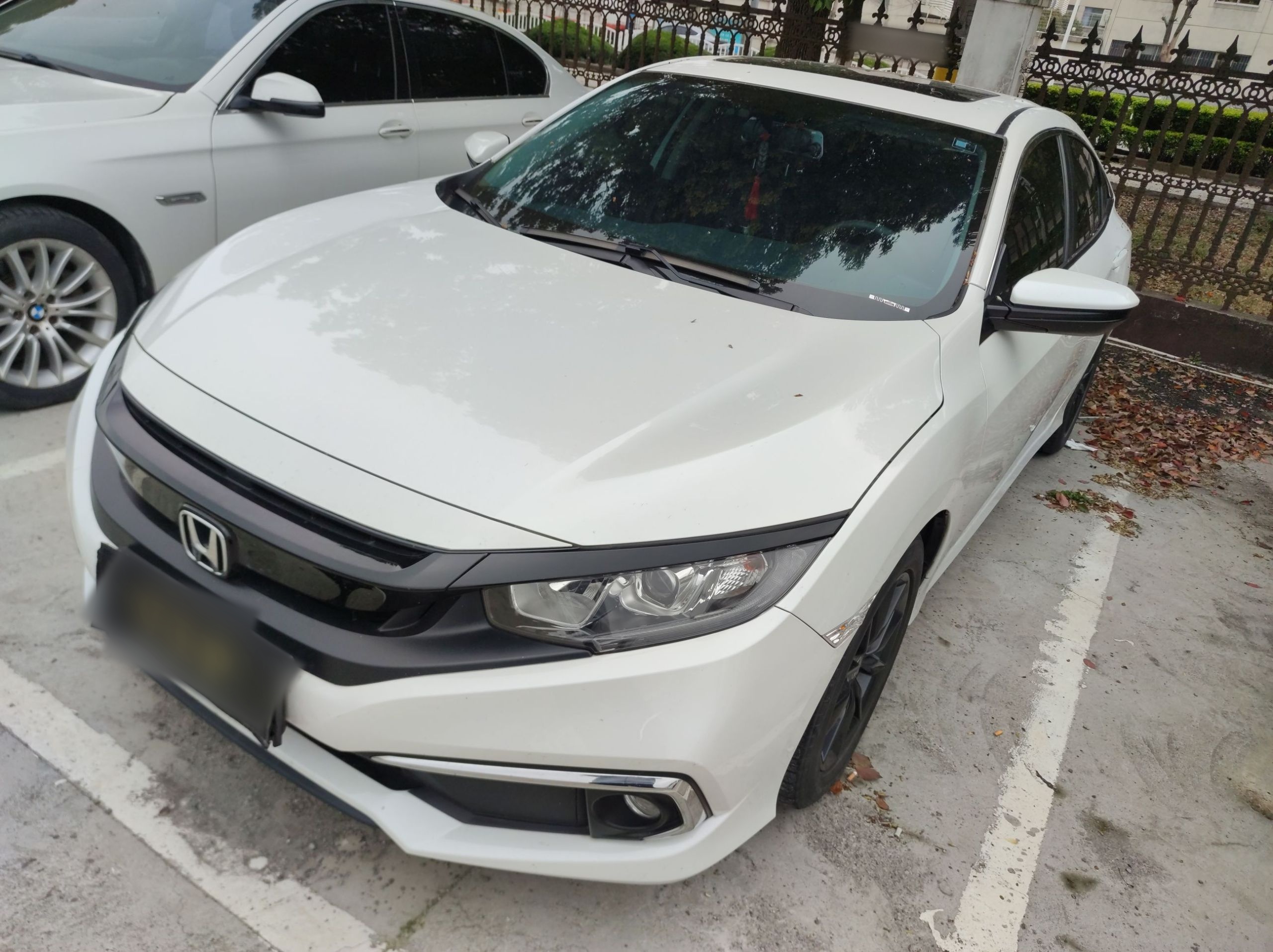 Под передней частью автомобиля