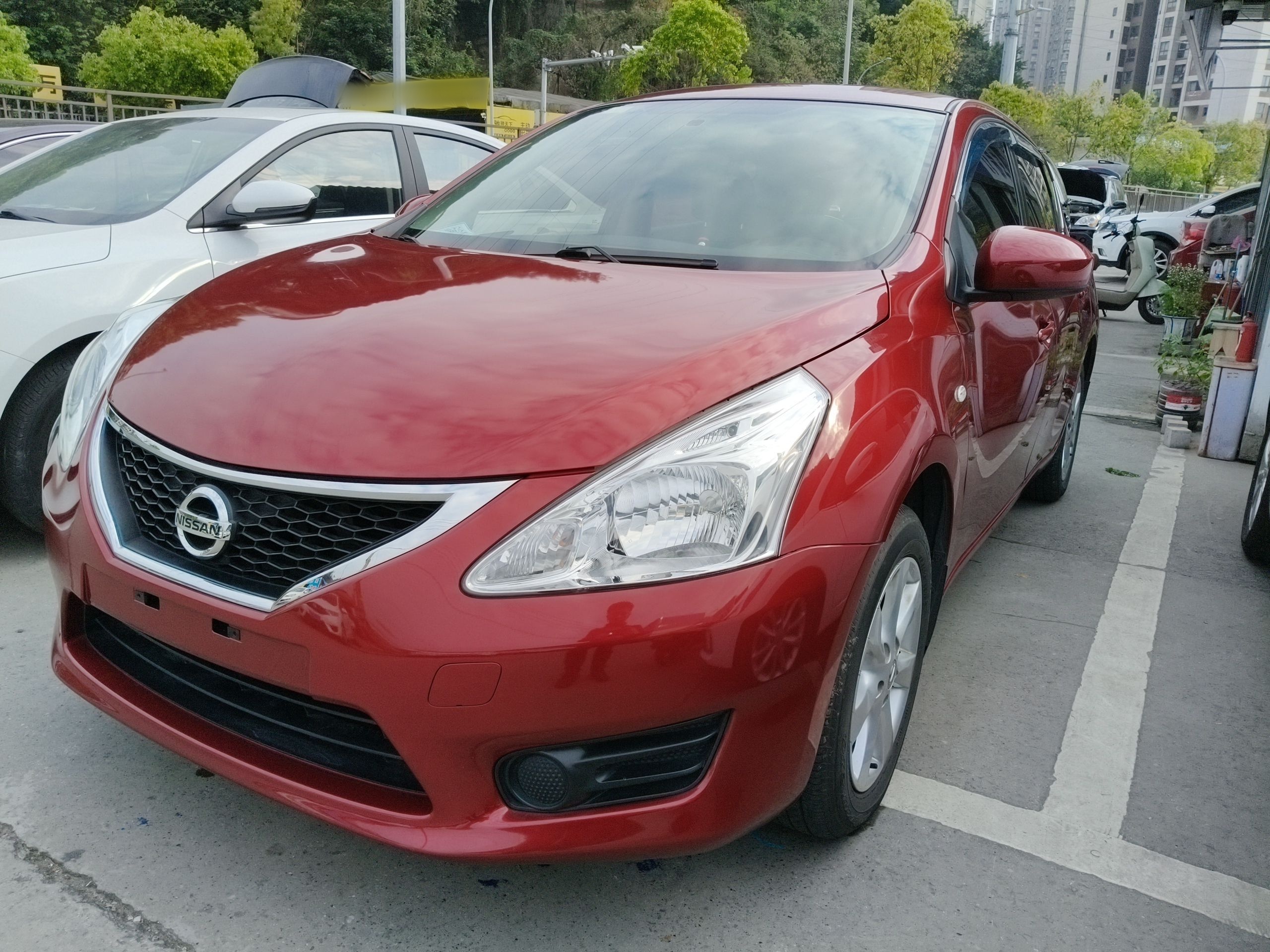 تحت مقدمة السيارة