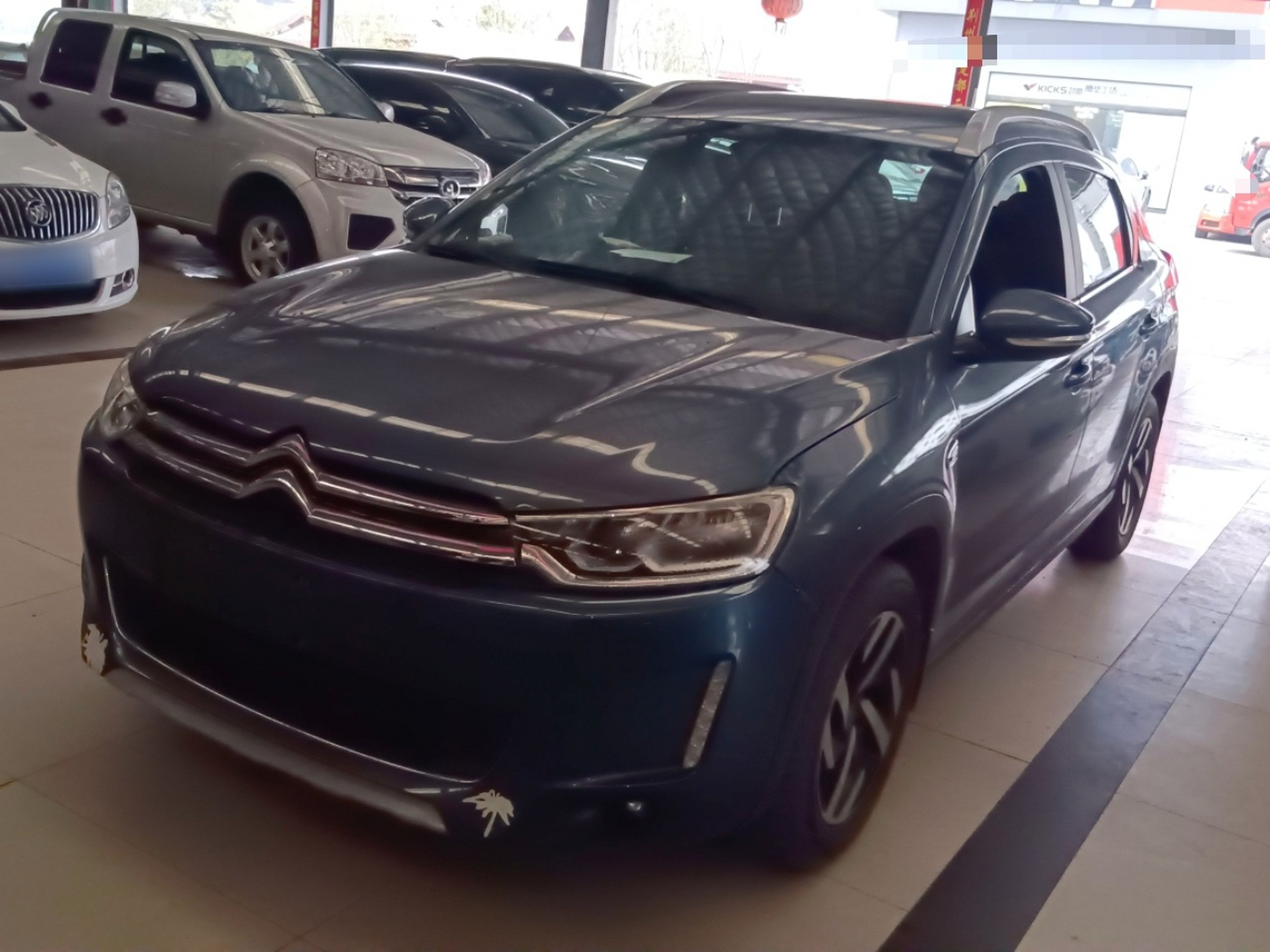 Под передней частью автомобиля