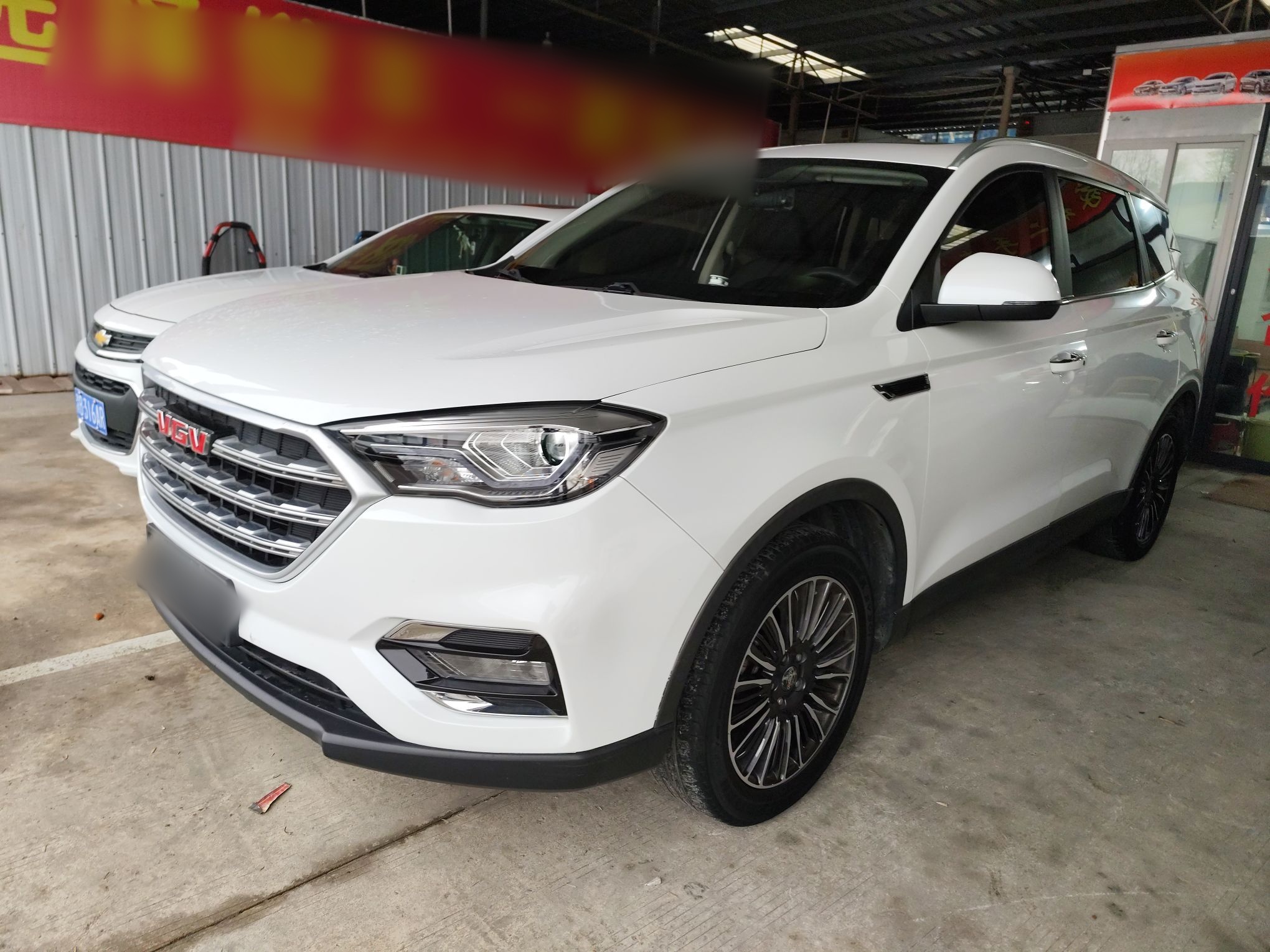 تحت مقدمة السيارة