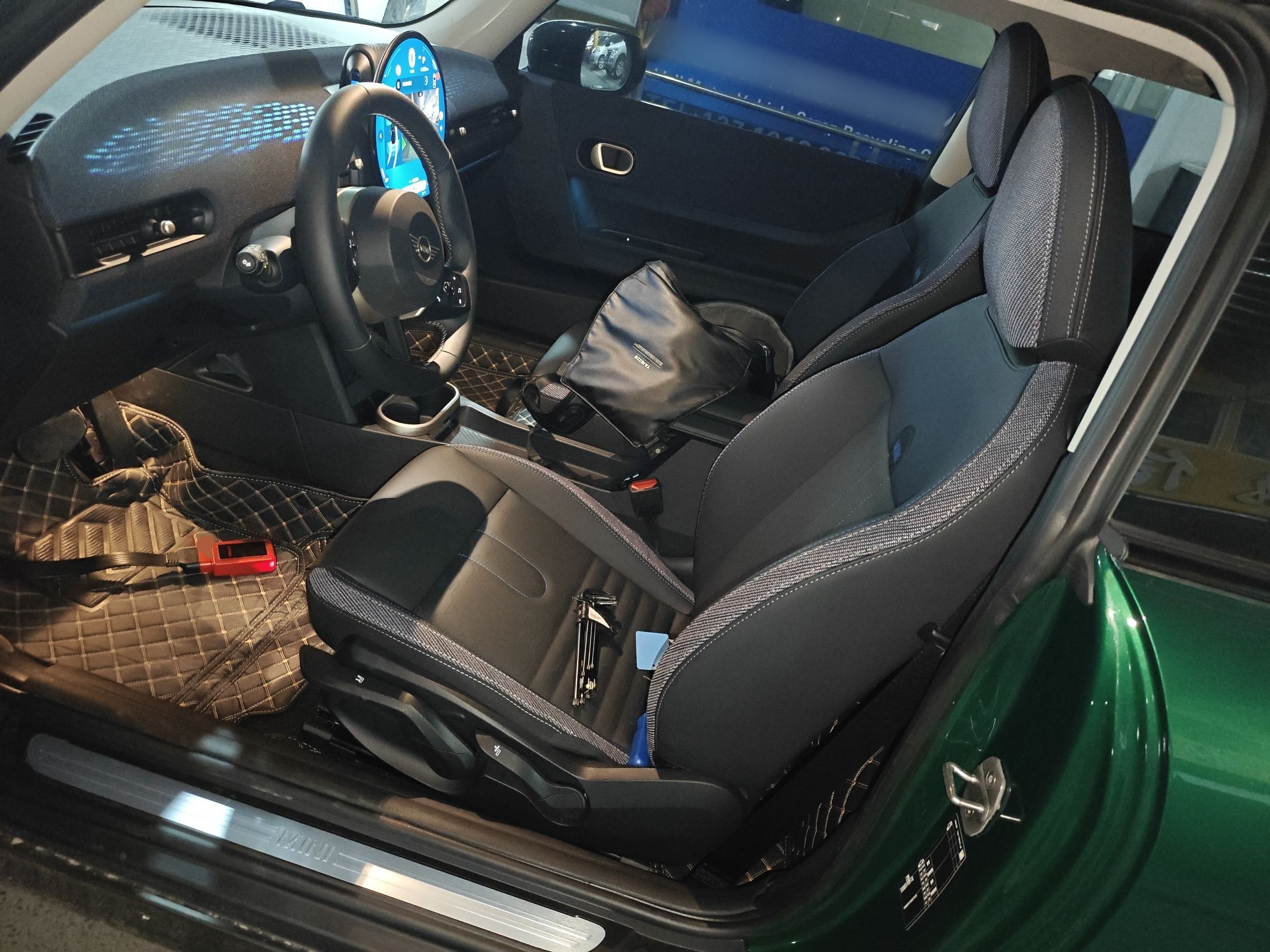 المقاعد الأمامية داخل السيارة