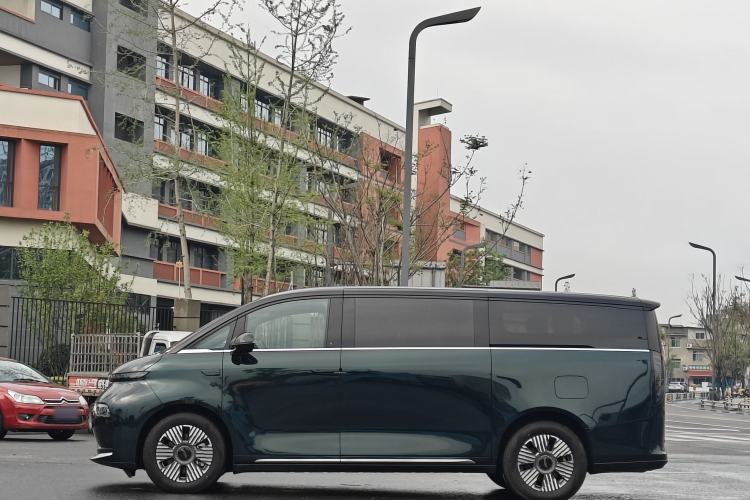 Used Geely Galaxy LEVC L380 2024 140-Degree 6-Seater All-Wheel-Drive Ultra