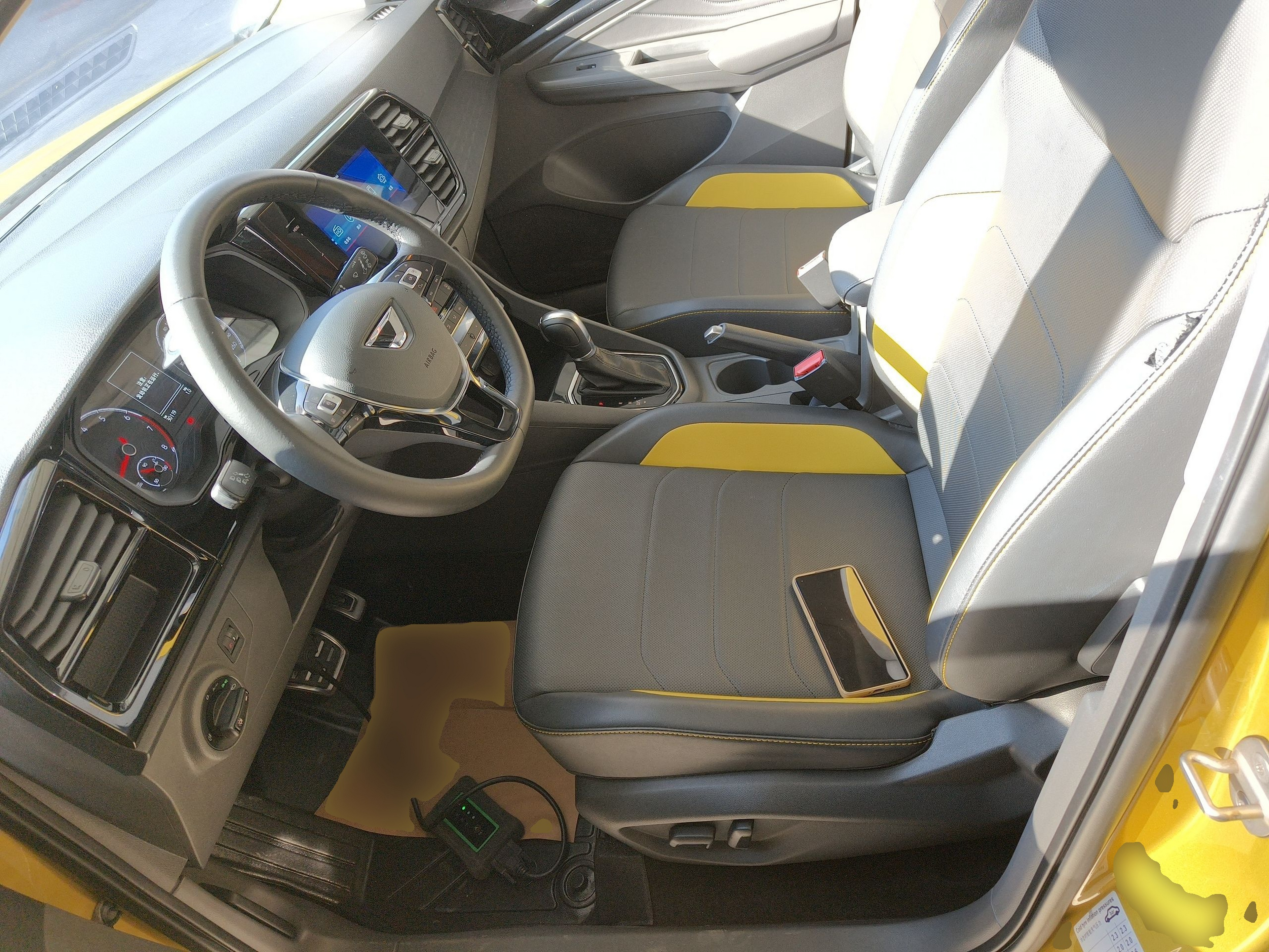 المقاعد الأمامية داخل السيارة