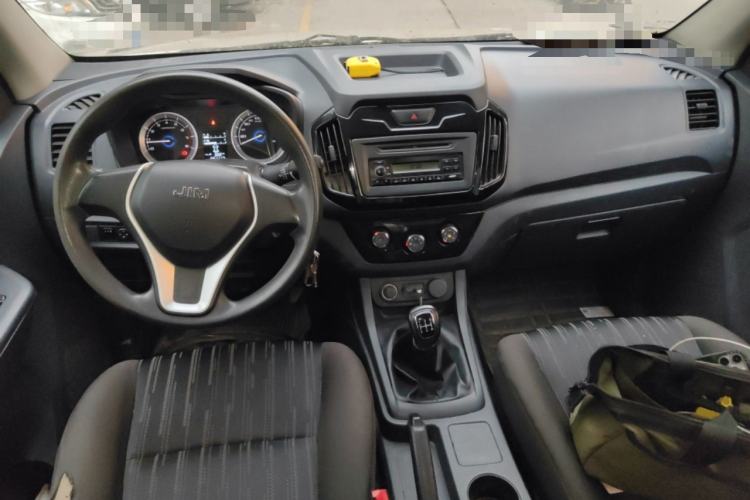 Used Isuzu JLM 2018 2.0T Two-Wheel-Drive Gasoline Luxury Version with Extended Cargo Bed 4K21D4T Center Console