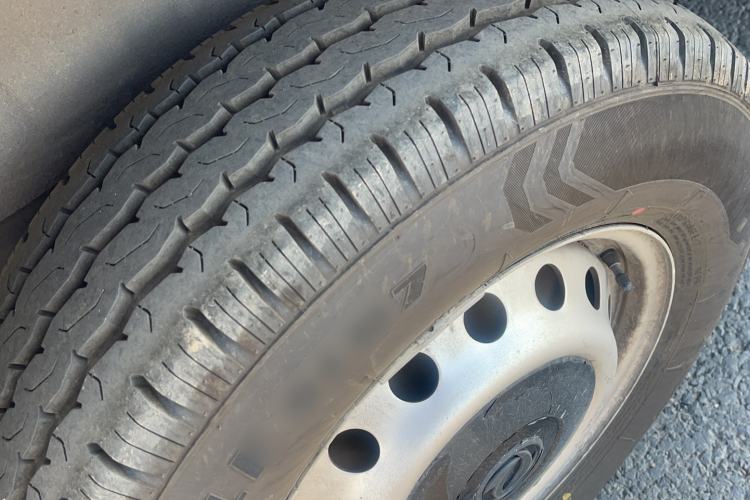 Used Dongfeng Yufeng Yufeng 2018 2.3TA100 Standard Edition Logistics Vehicle Short Wheelbase Mid-Roof Design 5-9 Seater Powered by WP2.3
