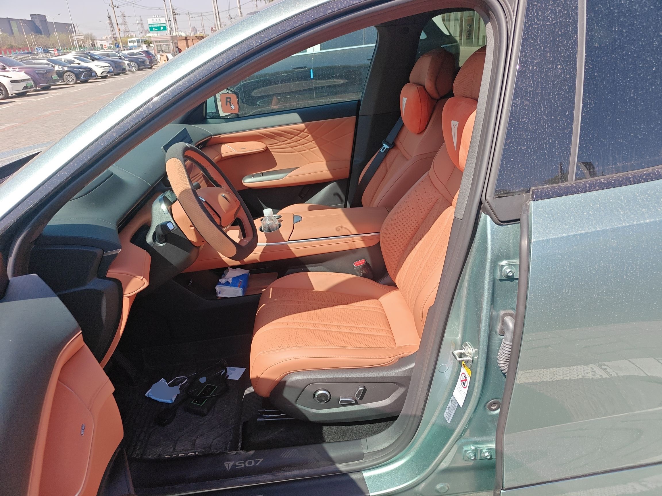 المقاعد الأمامية داخل السيارة