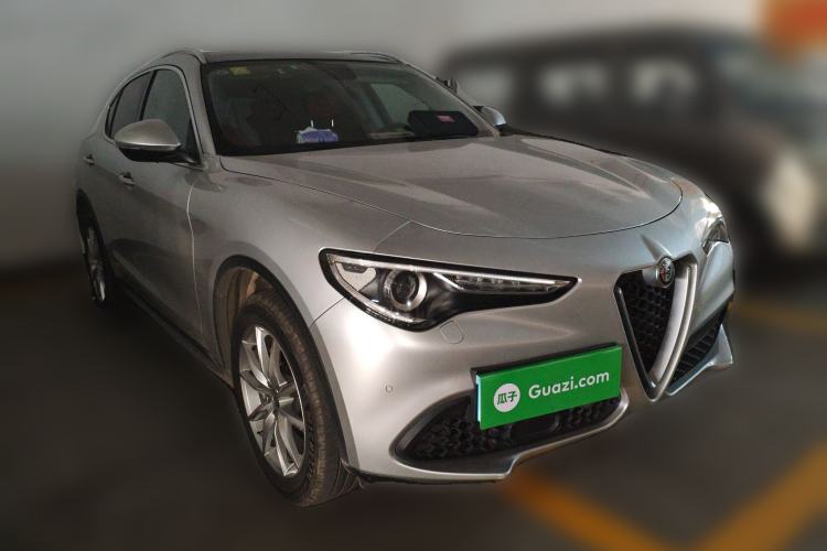Used Alfa Romeo Stelvio 2017 2.0T 200HP Luxury Edition Front Right 45 Deg