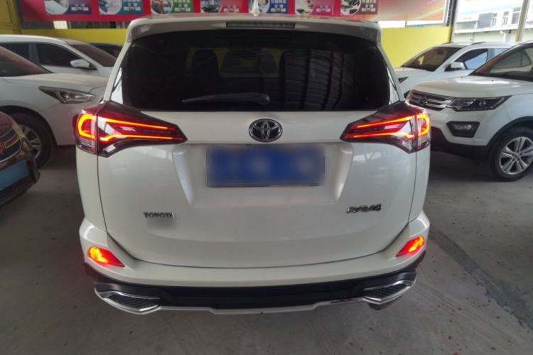 Used Toyota RAV4 2016 2.0L CVT Two-Wheel Drive Fashion Edition China V Standard
