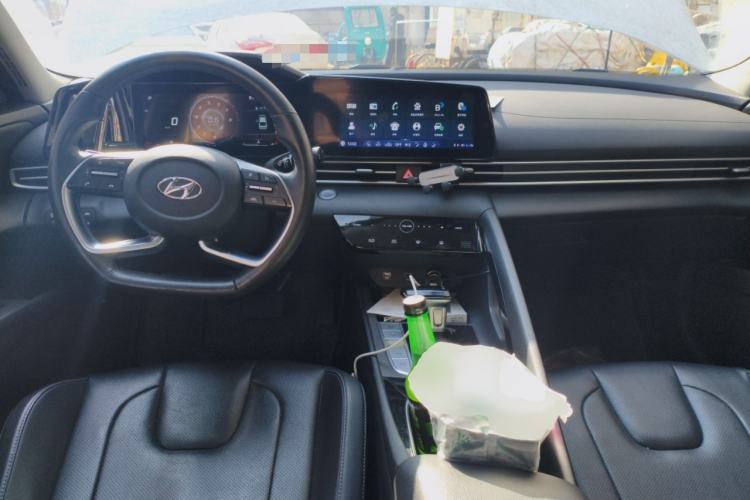 Used Hyundai Elantra 2021 1.5L CVT LUX Prestige Edition Interior 2