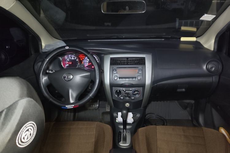 Used Nissan Livina 2015 1.6XE CVT Comfort Edition Center Console