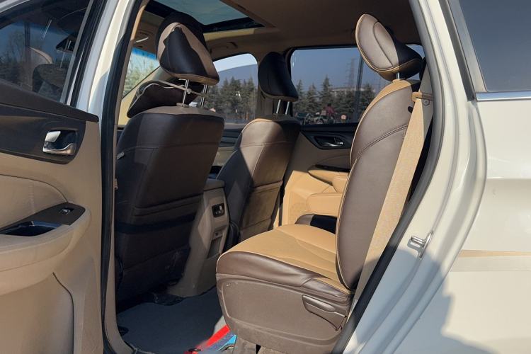 Used Baojun 730 2017 1.5T Manual Prestige Version 7 Seats Interior 2