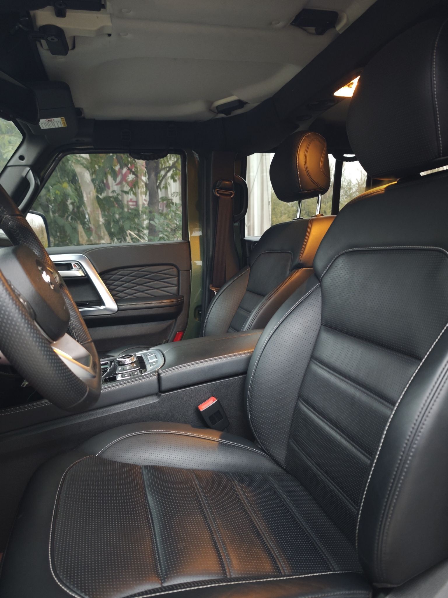 المقاعد الأمامية داخل السيارة