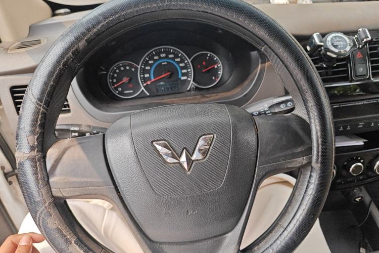 Used Wuling Rongguang V 2015 1.5L Standard Version
