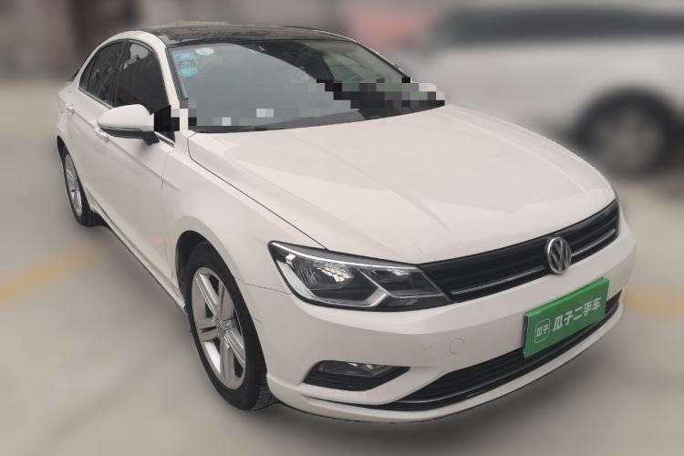 Used Volkswagen Lamando 2015 280TSI DSG Comfort Edition Front Right 45 Deg