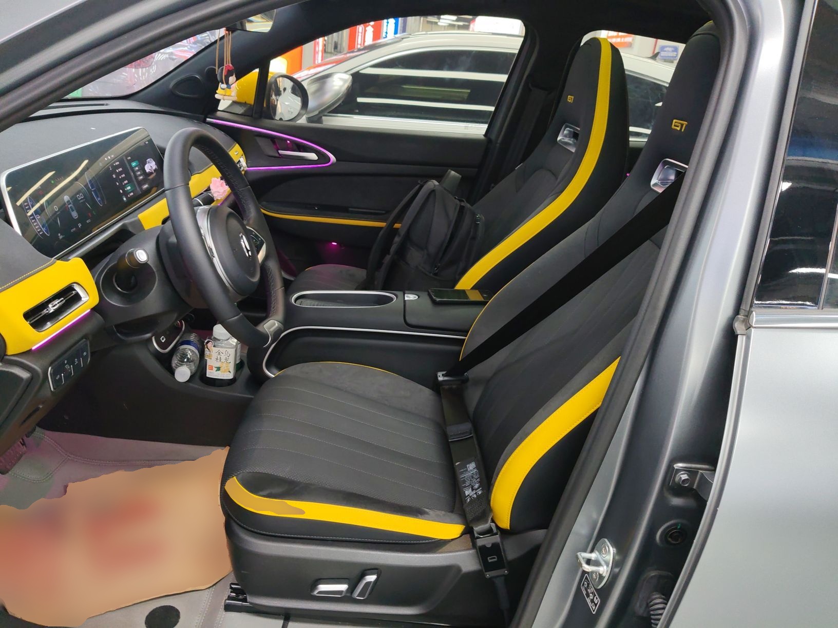 المقاعد الأمامية داخل السيارة