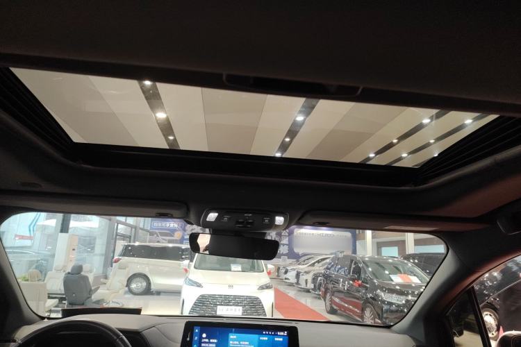 Used Toyota Sienna 2023 2.5L Hybrid Deluxe Edition
