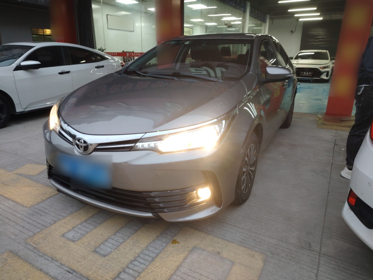 Под передней частью автомобиля