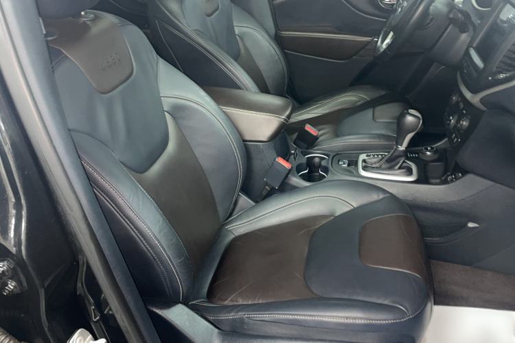 Used Jeep Cherokee 2016 2.4L Superior Edition Right Front Seat