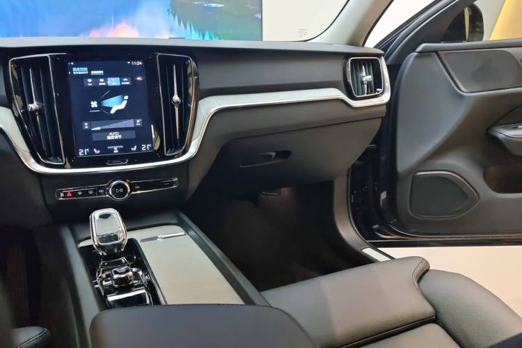 Used Volvo V60 2022 B5 Zhiyuan Luxury Edition Interior 5