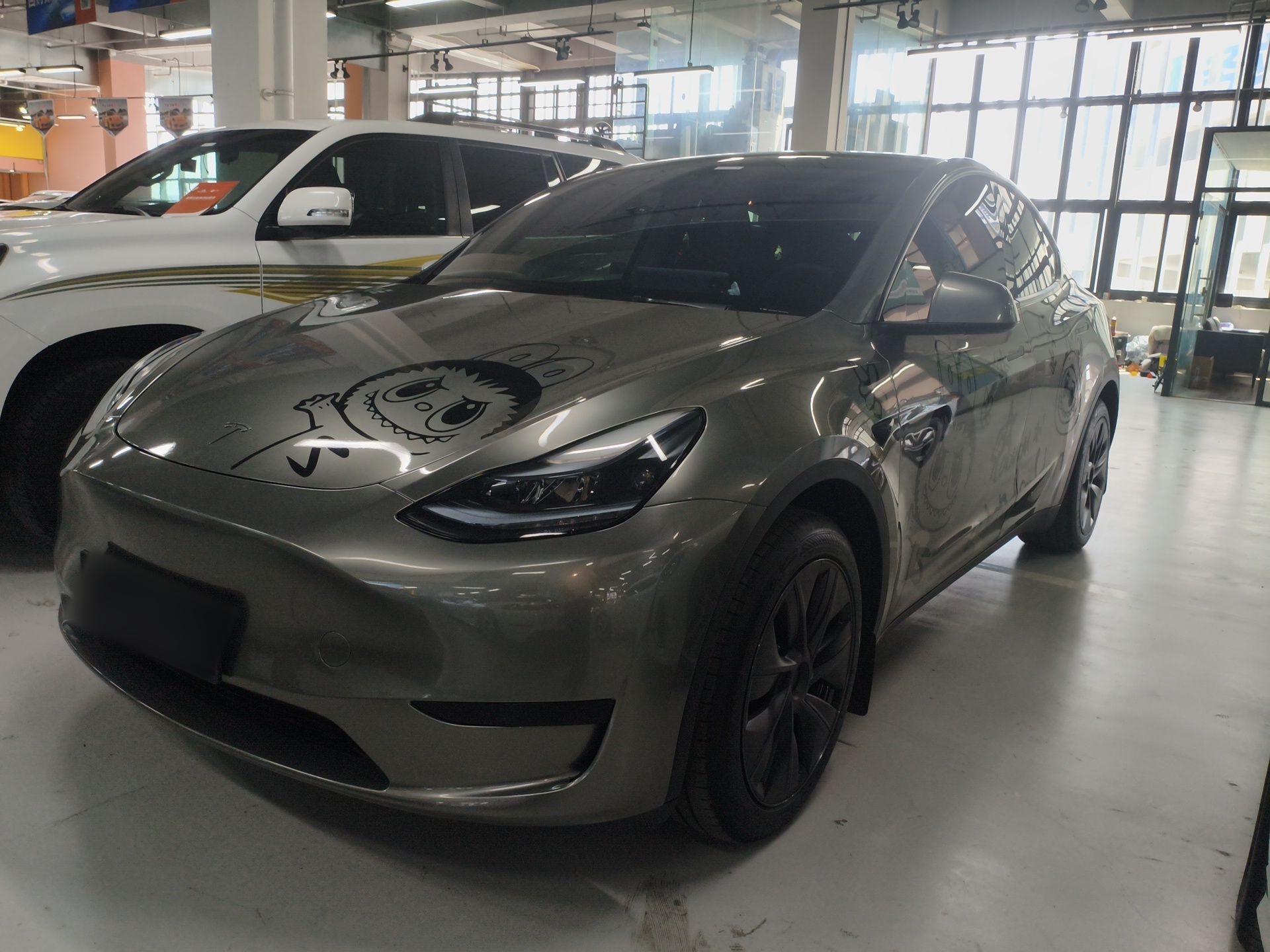 تحت مقدمة السيارة