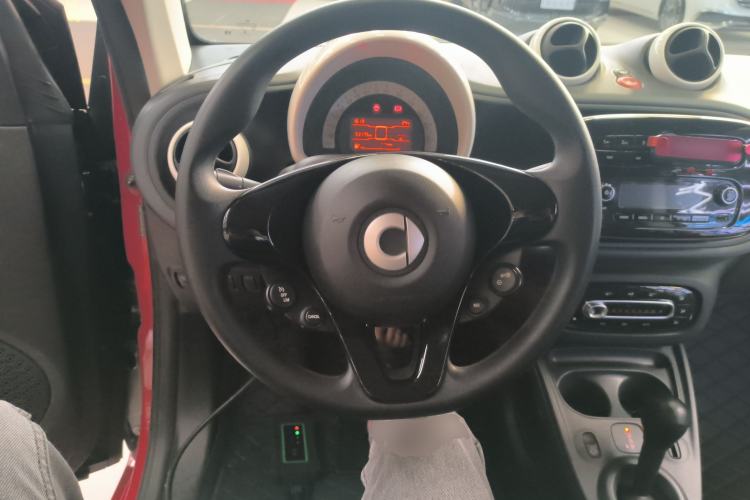 Used smart fortwo 2015 1.0L 52 kW hardtop Dynamic version
