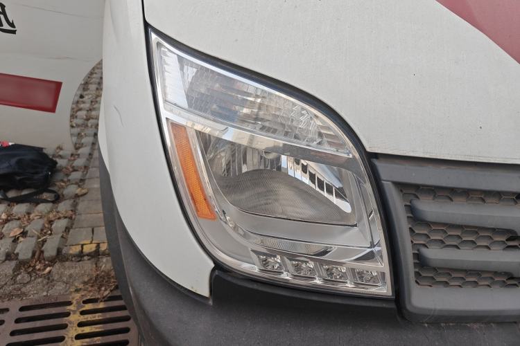 Used SAIC MAXUS Xintu V80 2019 2.5T Classic Edition 6-Speed Manual – Aoyuntong Short Wheelbase Mid-Height Design 5/6 Seats Right Front Headlight