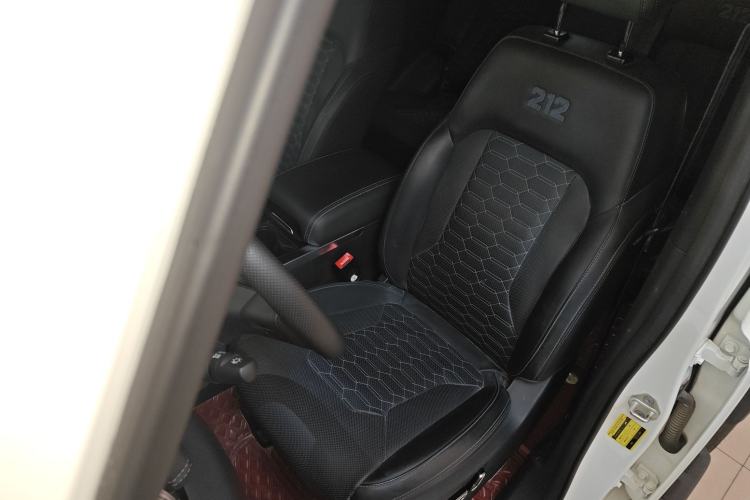 Used 212 T01 2024 2.0T Explorer
