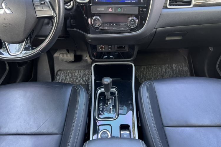 Used Mitsubishi Outlander 2019 2.4L 4x4 Zhi Xiang Edition 5 Seats China VI Standard
