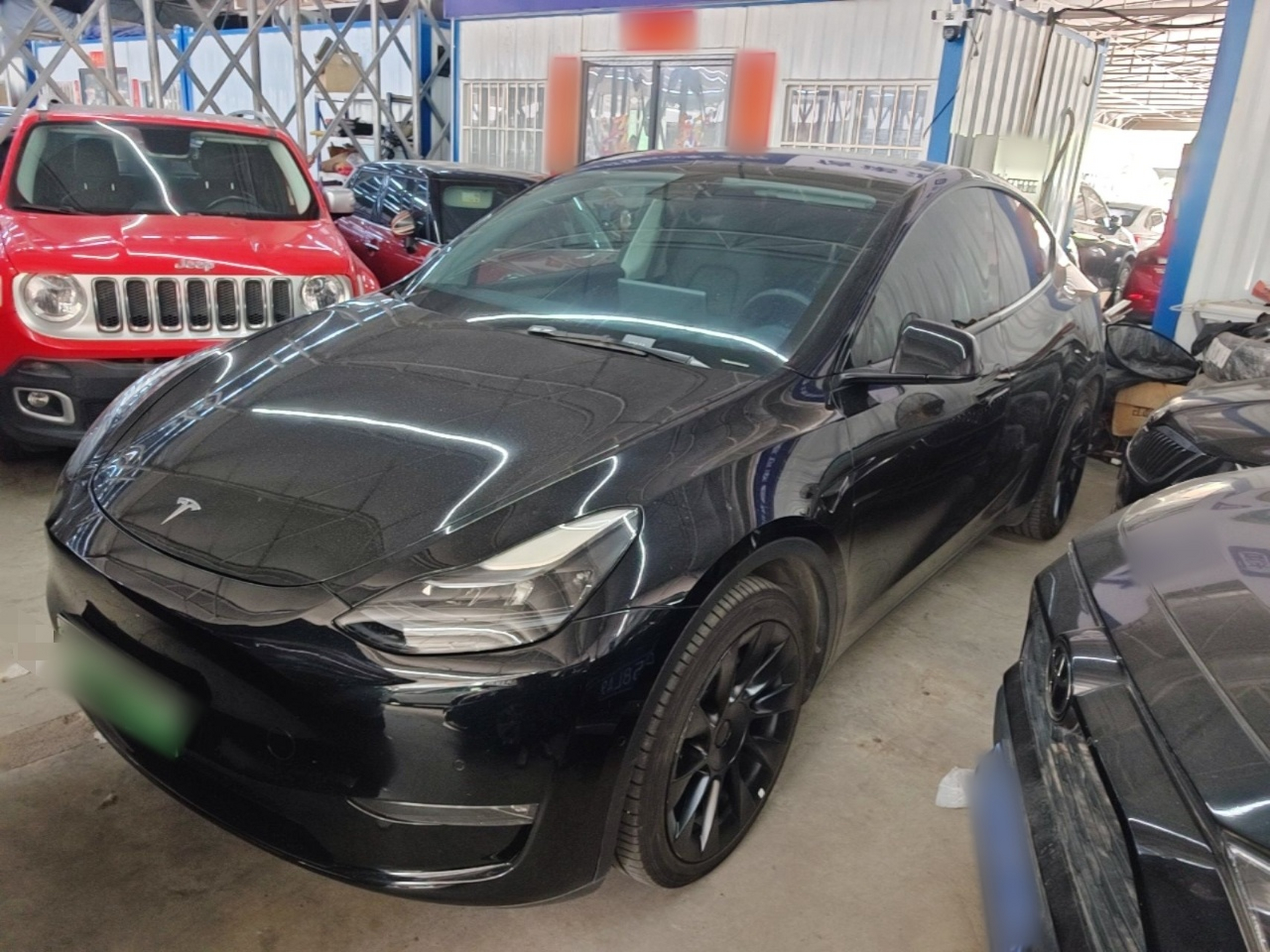 Под передней частью автомобиля