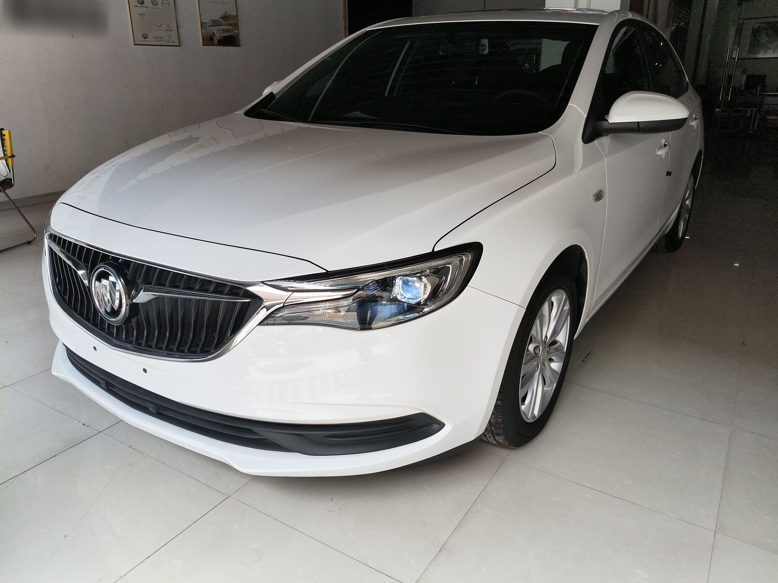 تحت مقدمة السيارة