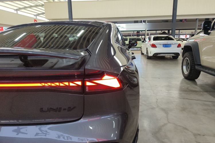 Used CHANGAN UNI-V 2023 2.0T Leading-Speed Edition
