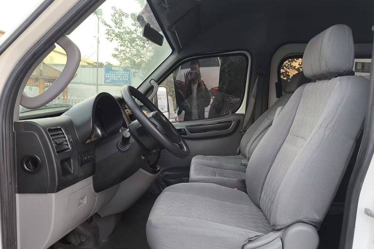 Used Dongfeng Yufeng Yufeng 2021 2.5T V9 Value-Added Logistics Vehicle Short Wheelbase Mid-Roof Design 5-9 Seater China V Emission Standard ZD25
