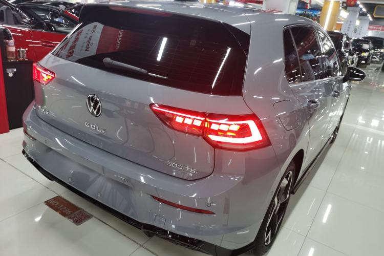 Used Volkswagen Golf 2025 300TSI R-Line
