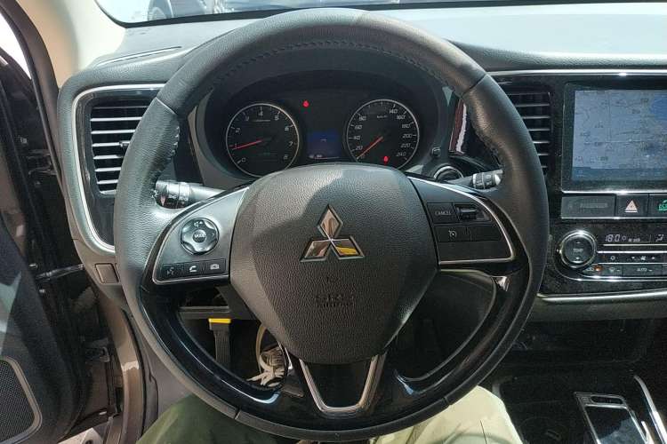 Used Mitsubishi Outlander 2018 2.0L Two-Wheel Drive Glory Edition 5 Seats Steering Wheel