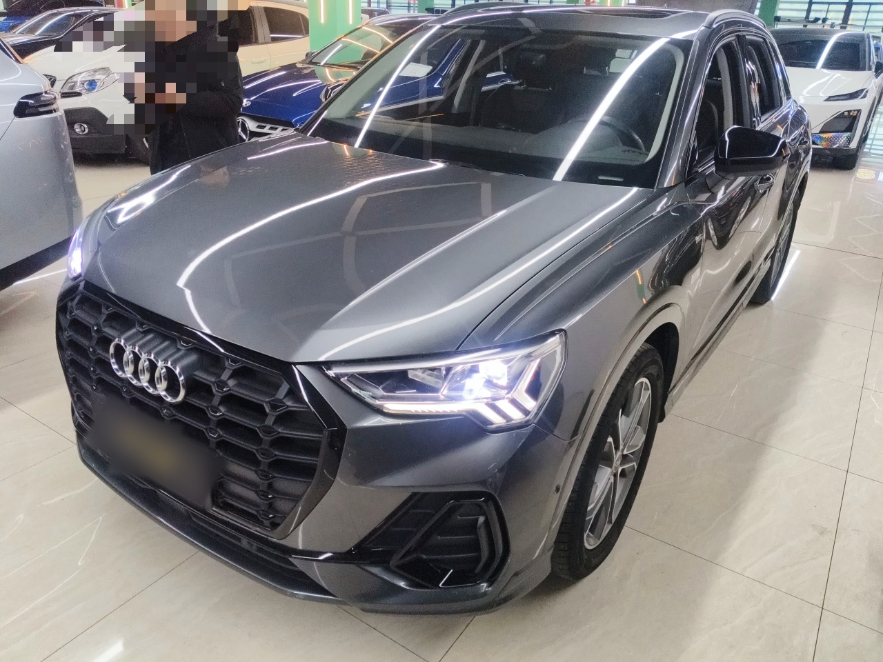 تحت مقدمة السيارة