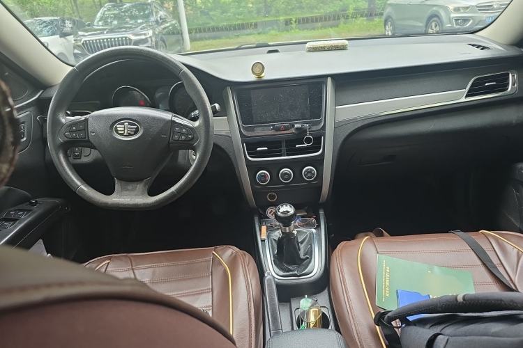 Used Bestune B30 2016 1.6L manual luxury version Center Console