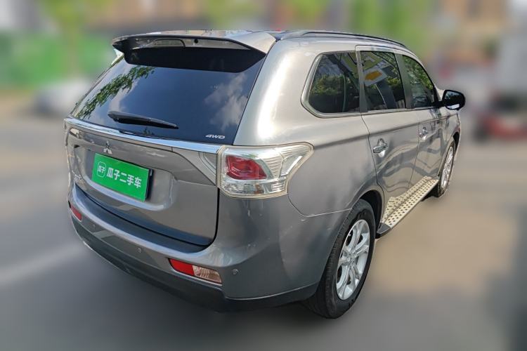 Used Mitsubishi Outlander 2013 2.4L 4x4 Luxury Navigation Edition 5 Seats Rear Right 45 Deg