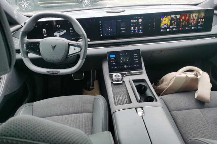 Used VOYAH PASSION 2024 PHEV Four-Wheel Drive Ultra-Long Range Flagship Model Center Console