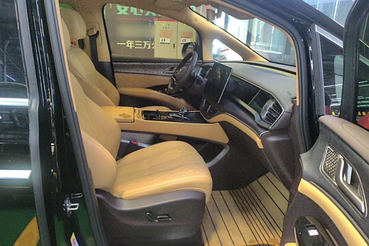 Used Denza D9 2025 DM-i Smart Drive 1020 Four-Wheel Drive Deluxe Model
